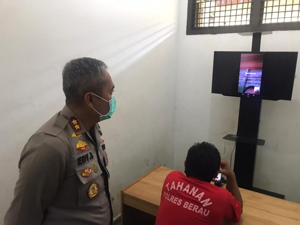 Polres Berau Hadirkan Layanan Besuk Tahanan Online Selama Masa Pandemi Corona 6
