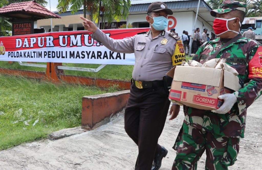 TNI – Polri Peduli, Polda Kaltim Gelar Dapur Lapangan untuk Warga Terdampak Covid-19 7 2