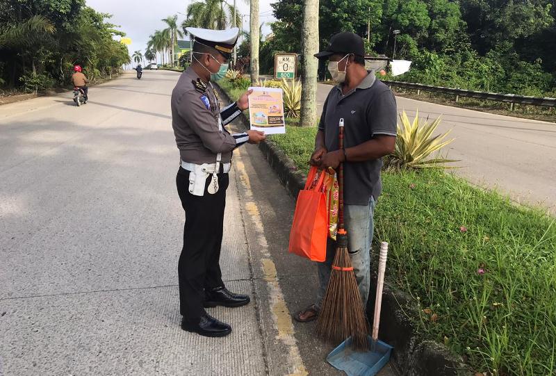 Sambil Berbagi, Sat Lantas Polres Kukar Sosialisasikan Pencegahan Covid-19 ke Masyarakat 9 1