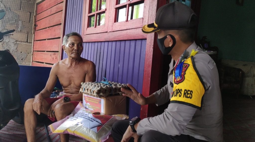 Wujud Kepedulian Ditengah Pandemi Covid-19, Polres Berau Bagikan Sembako kepada Warga 9 4