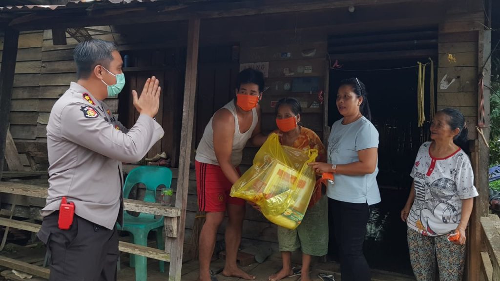 Pandemi Covid-19, Polres Kubar Bagikan Ratusan Sembako kepada Masyarakat Tidak Mampu 9 6