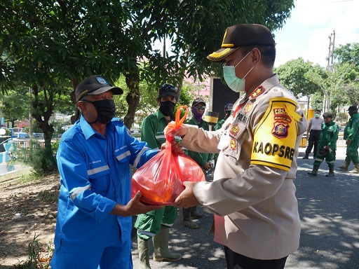 Turun Langsung Ke Jalan, Kapolres Bontang Bagikan Sembako Untuk Warga Yang Terdampak Corona Jumber Kapolres Btg