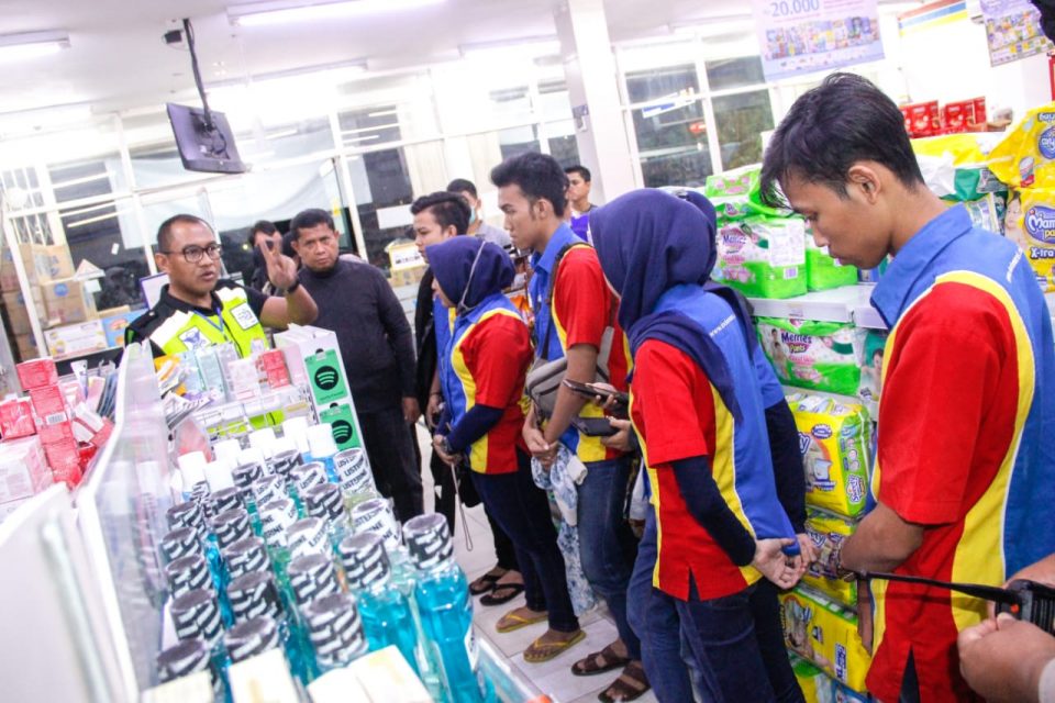Tertibkan Minimarket Yang Beroperasi di Luar Jam Malam Selama Covid-19, Kapolresta Balikpapan Minta Warga Taati Kebijakan Pemerintah PHOTO 2020 04 02 12 30 03 960x640 1