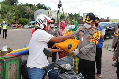 Gerakan Peduli Covid-19, Polwan Polresta Samarinda Bagikan Masker dan Makanan Untuk Warga SAVE 20200422 092120