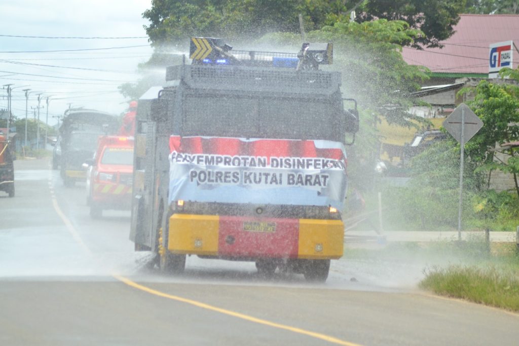 Gelar Penyemprotan Disinfektan Massal, Kapolres Kubar : Ini Bentuk Pelayanan Polri Untuk Cegah Penyebaran Covid-19 WhatsApp Image 2020 03 31 at 14.19.48