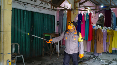 Cegah Penularan Covid-19, Kapolres Kukar Semprotkan Disinfektan Di Sejumlah Area Publik WhatsApp Image 2020 04 01 at 08.01.20 1