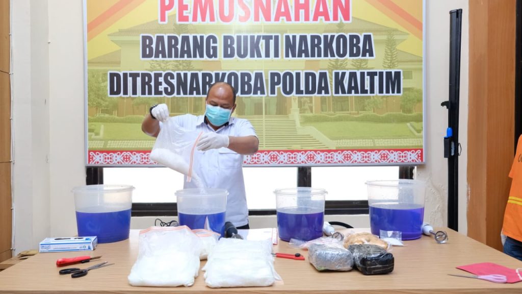Ditresnarkoba Polda Kaltim Berhasil Musnahkan 13,7 Kg Sabu WhatsApp Image 2020 04 01 at 12.38.00