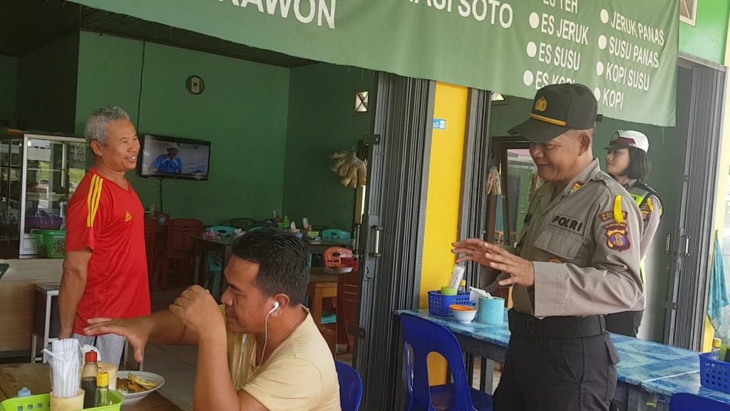 Antisipasi Penyebaran Corona, Polres Kubar Himbau Warga Untuk Tidak Berkumpul dan Jaga Jarak WhatsApp Image 2020 04 02 at 12.25.36
