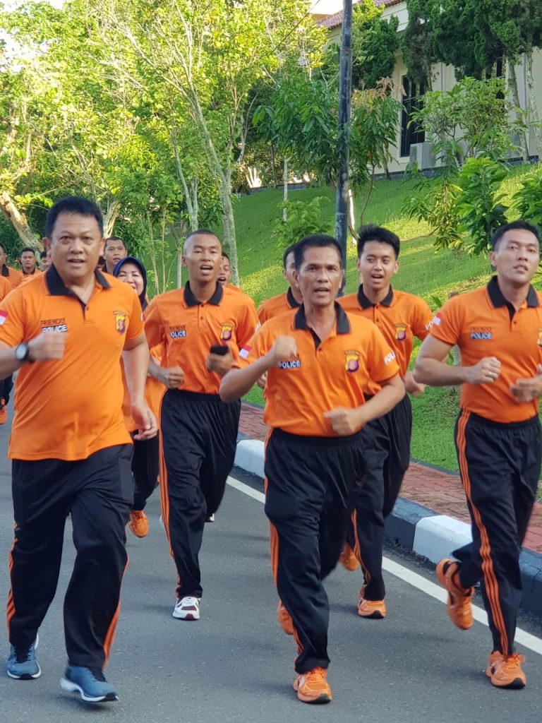 Jaga Stamina dan Kebugaran Tubuh, Wakapolda Kaltim Ajak Anggota Lari Pagi di Mako WhatsApp Image 2020 04 03 at 08.03.27
