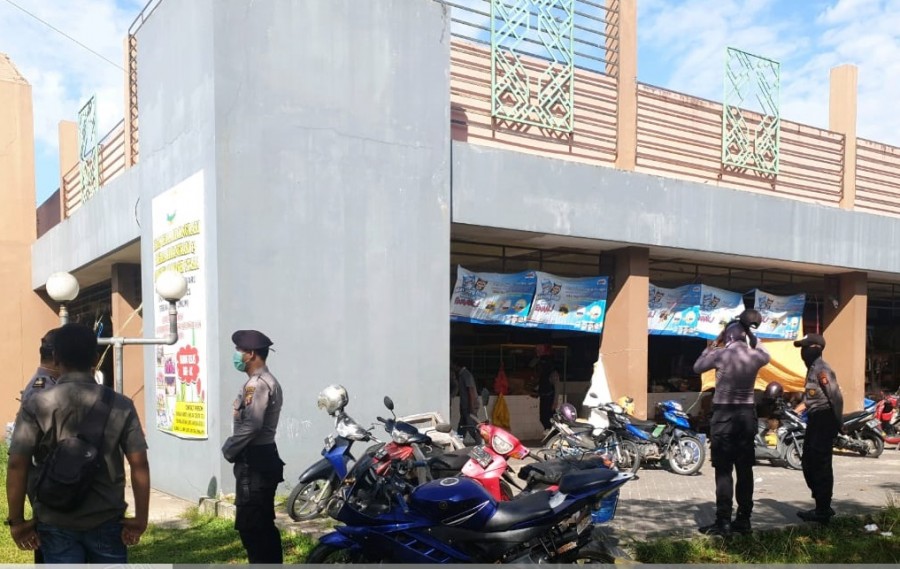 Patroli Ke Pasar Tradisional, Personil Polres PPU Himbau Warga Untuk Kurangi Aktivitas Diluar Rumah WhatsApp Image 2020 04 05 at 10.18.48