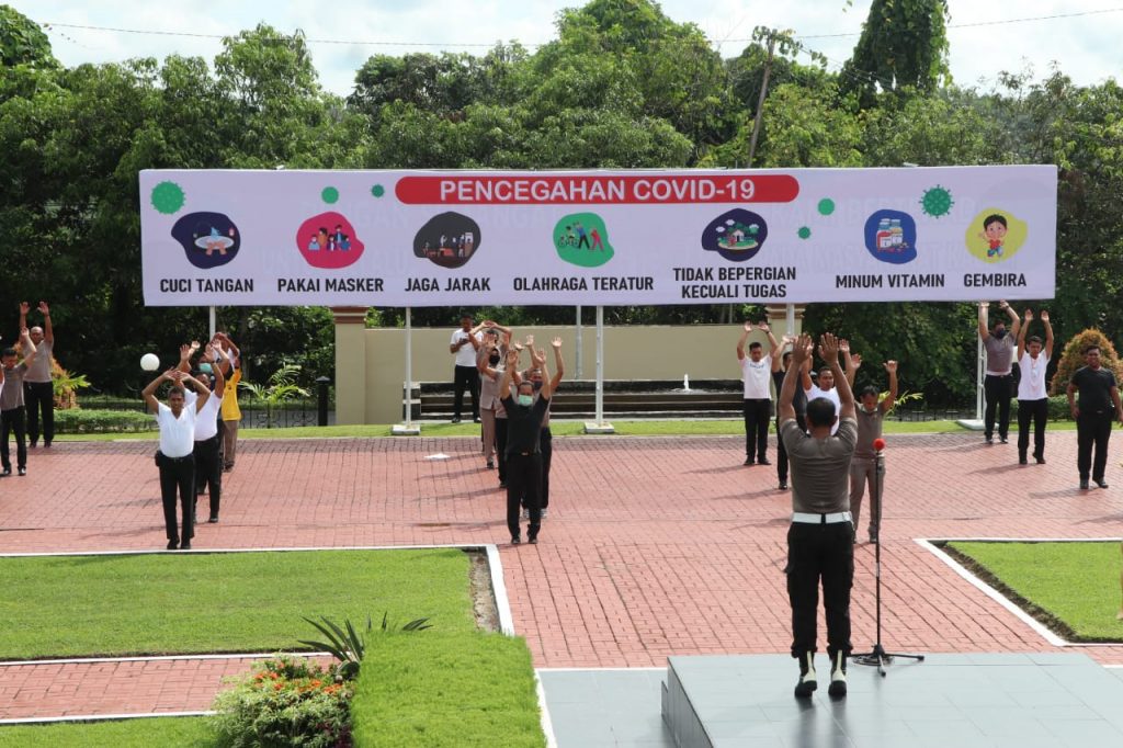 Jaga Kebugaran Tubuh Ditengah Covid-19, Polda Kaltim Rutin Laksanakan Senam AWS 3 WhatsApp Image 2020 04 09 at 11.08.45