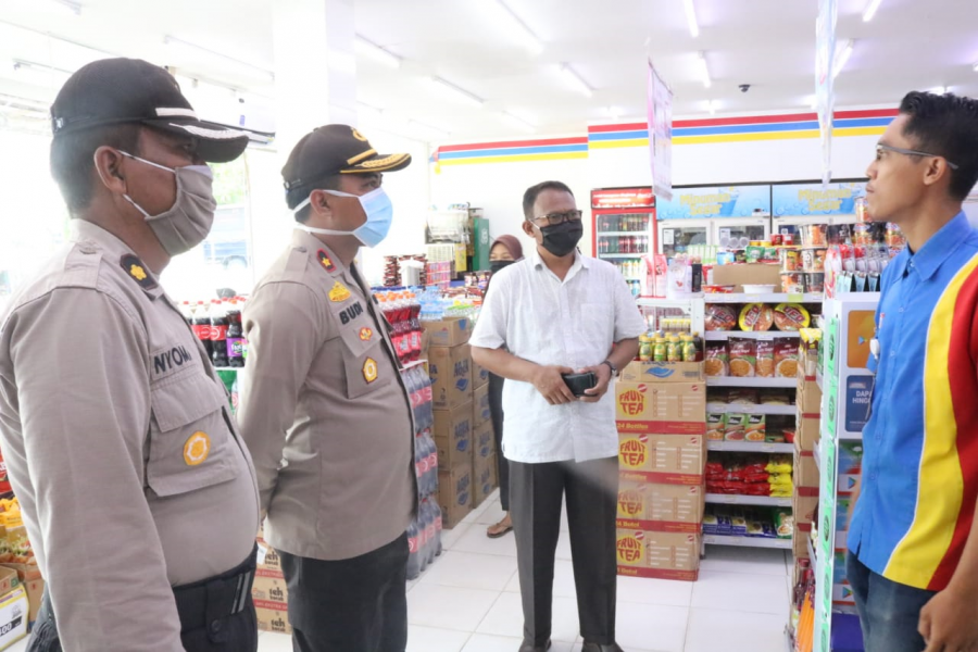 Cegah Penimbunan, Wakapolres PPU Cek Stok Sembako di Sejumlah Minimarket WhatsApp Image 2020 04 10 at 10.31.30