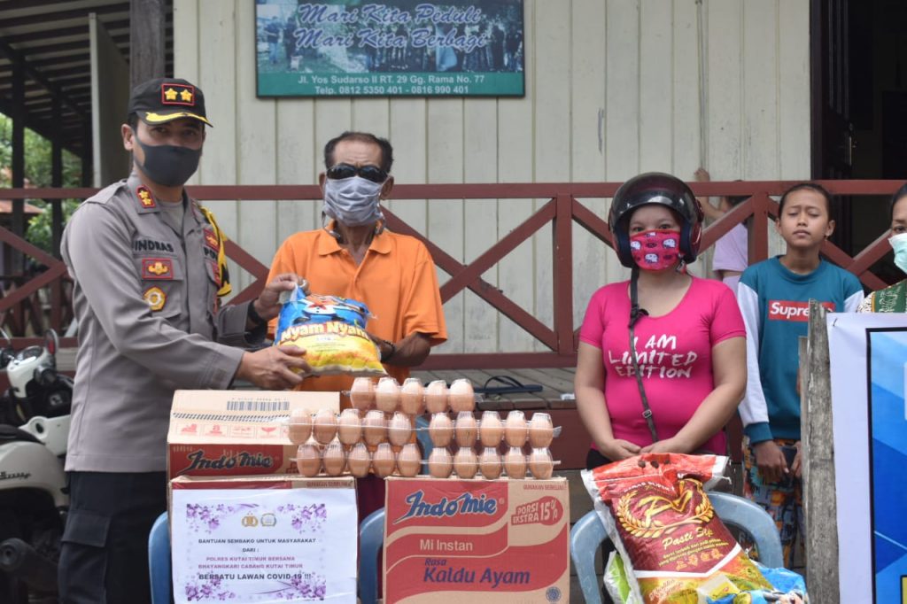 Peduli Dampak Corona, Polres Kutim Bagikan 100 Paket Sembako WhatsApp Image 2020 04 11 at 15.59.40