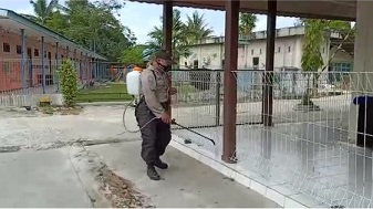 Bhabinkamtibmas Polres Bontang Semprotkan Disinfektan di Tempat Ibadah WhatsApp Image 2020 04 11 at 22.35.55 1
