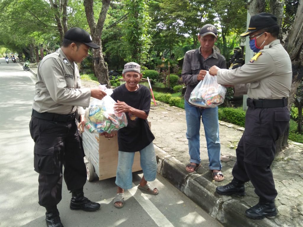 Peduli Sesama, Ditbinmas Polda Kaltim Salurkan Bantuan Untuk Warga Kurang Mampu WhatsApp Image 2020 04 13 at 15.46.28