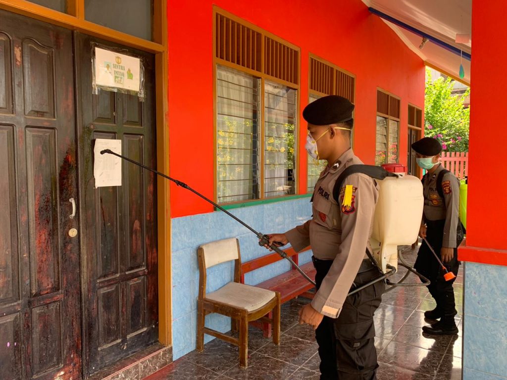 Cegah Corona, Sat Sabhara Polres Kutim Semprot Disifektan di TK. Fransiskus Assisi WhatsApp Image 2020 04 15 at 11.35.12