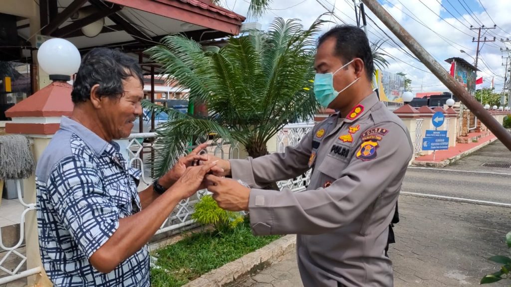 Bagikan Masker, Sebagai Bentuk Kepedulian Kapolres Paser Cegah Penyebaran Virus Corona WhatsApp Image 2020 04 15 at 12.57.34