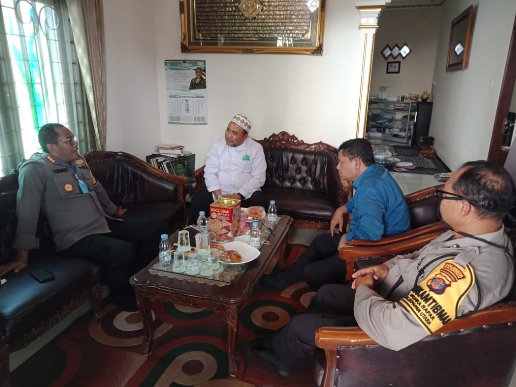 Hadapi Penyebaran Covid-19, Kapolresta Balikpapan Silaturahmi ke Ponpes Al Hamidiyah WhatsApp Image 2020 04 15 at 16.13.05