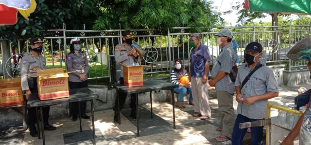 Peduli Warga Yang Terdampak Covid-19, Polres Berau Bagikan Ratusan Nasi Bungkus WhatsApp Image 2020 04 16 at 2.54.04 PM 640x300 1