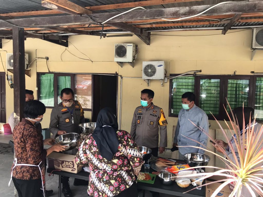 Dirikan Dapur Umum, Polresta Balikpapan Siapkan 500 Nasi Bungkus Untuk Warga Yang Terdampak Covid-19 WhatsApp Image 2020 04 17 at 13.29.25