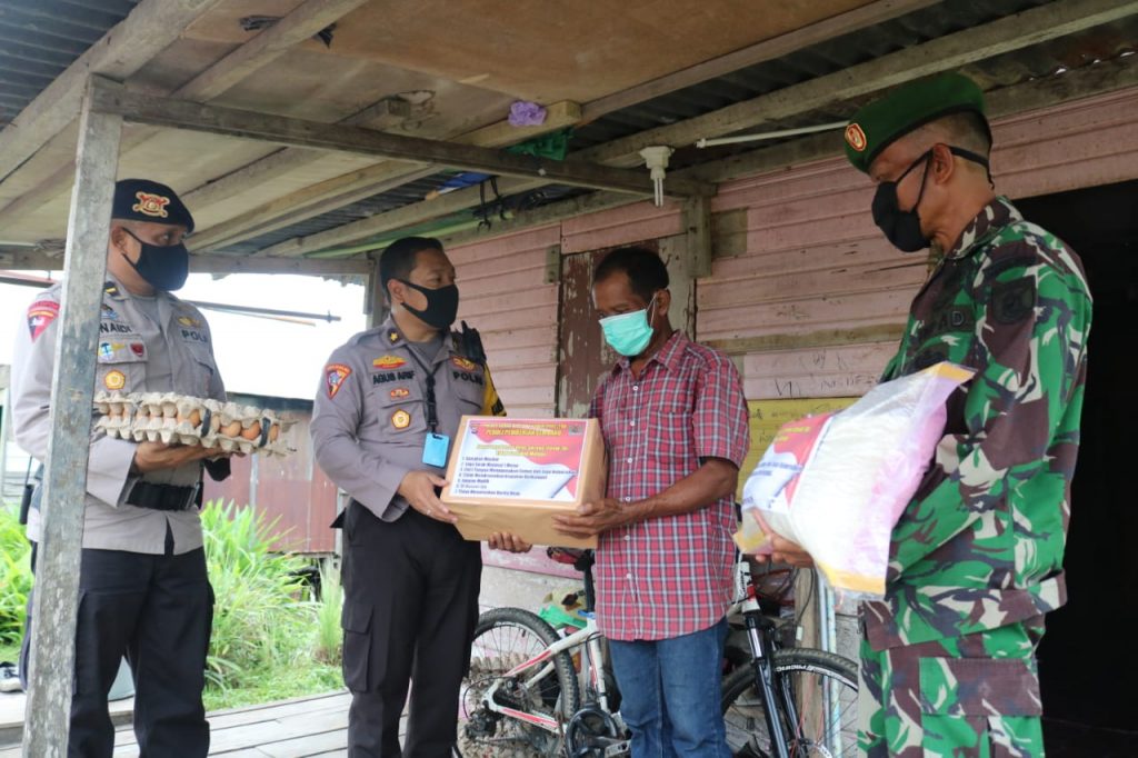 Door To Door System, Polres Berau Bagikan Bantuan Sembako Untuk Warga Yang Terdampak Covid-19 WhatsApp Image 2020 04 18 at 11.50.48