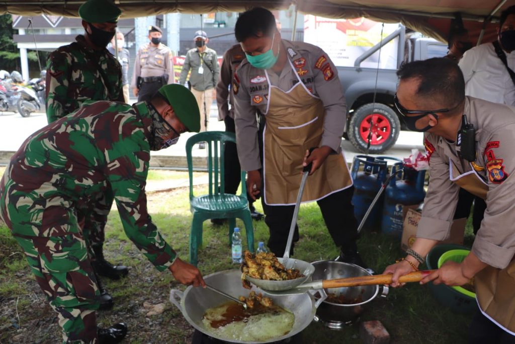 Bantu Warga Yang Terdampak Covid-19, Polresta Samarinda Dirikan Dapur Umum dan Salurkan Makanan WhatsApp Image 2020 04 18 at 17.34.44