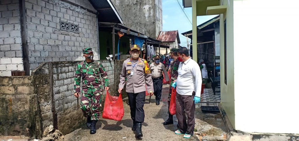 Peduli Dampak Covid-19, Kapolresta dan Dandim 0905/Balikpapan Terjun Langsung Bagikan Nasi Bungkus dan Masker Gratis Untuk Warga WhatsApp Image 2020 04 19 at 15.39.23