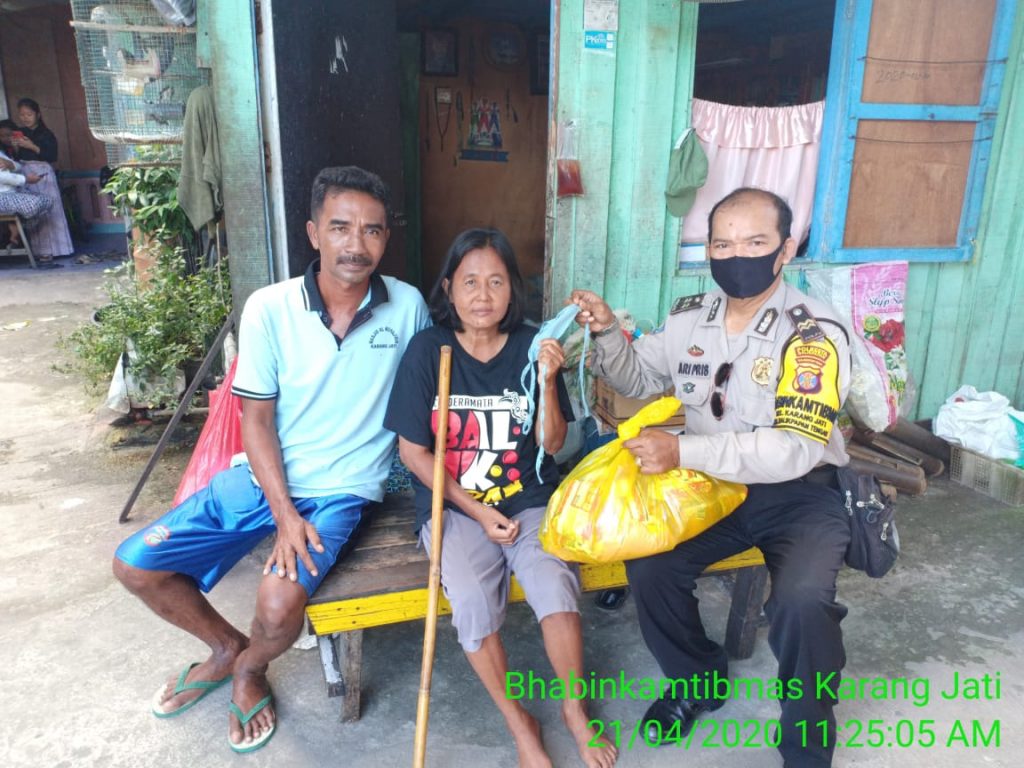 Bhakti Sosial Polri, Polresta Balikpapan Bagikan Sembako dan Masker Untuk Warga Kurang Mampu WhatsApp Image 2020 04 21 at 12.43.44