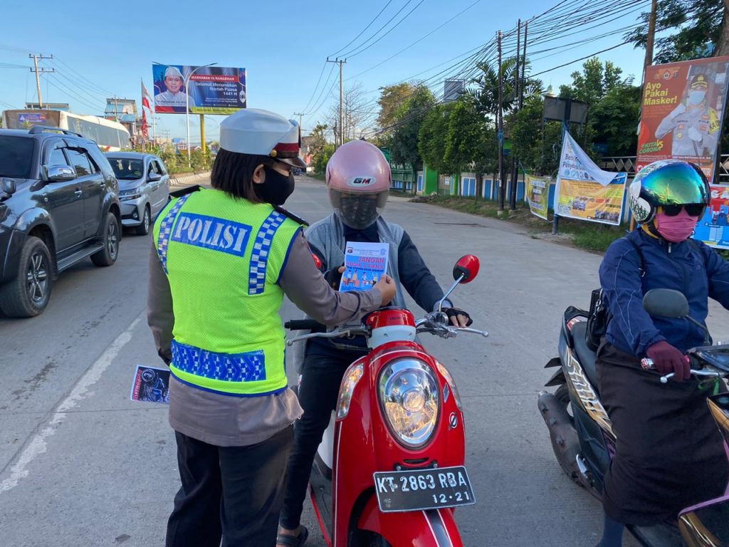 Sat Lantas Polres Kutai Timur Bagikan Brosur Cegah Covid-19 dan Tunda Mudik WhatsApp Image 2020 04 22 at 13.09.47
