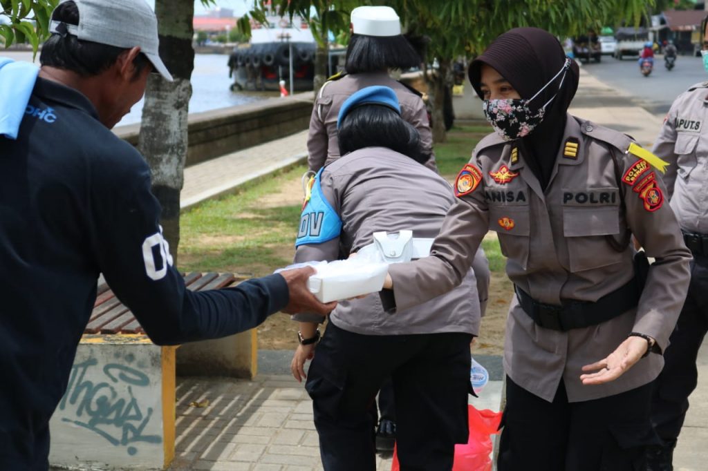 Di Hari Kartini, Polwan Polres Berau Bagikan Makanan WhatsApp Image 2020 04 22 at 16.21.14