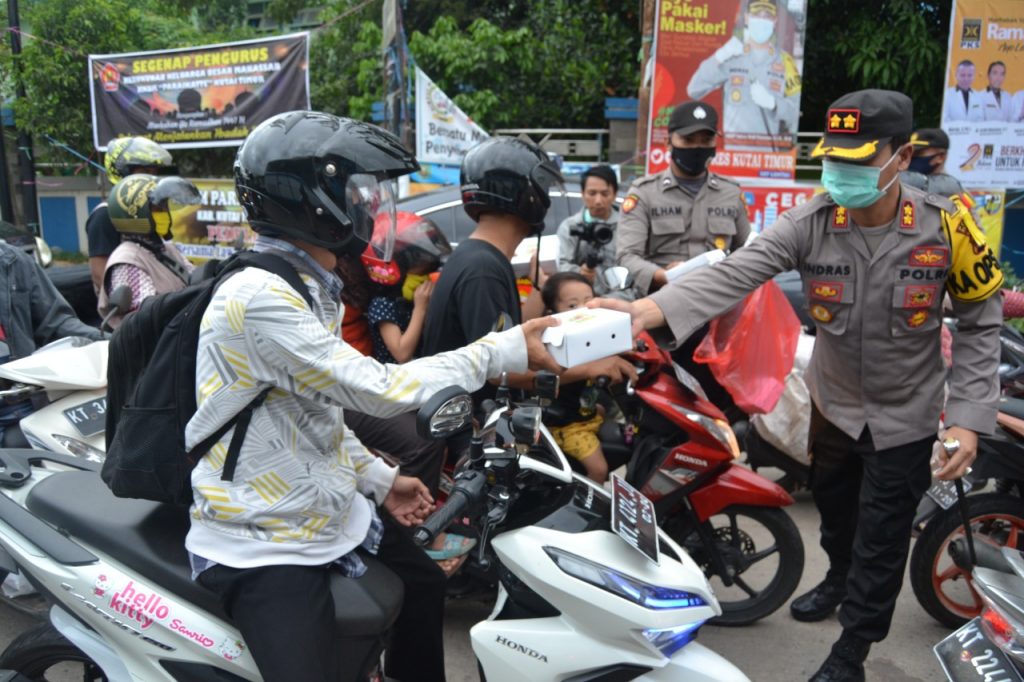 Semarak Ramadhan, Polres Kutim Bagi Takjil ke Pengendara WhatsApp Image 2020 04 25 at 13.30.02