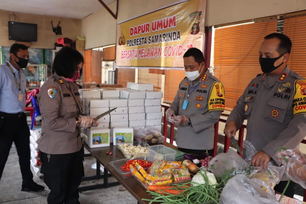 Berkah Ramadhan, Kapolresta Samarinda Ikut Siapkan Takjil WhatsApp Image 2020 04 29 at 15.32.08