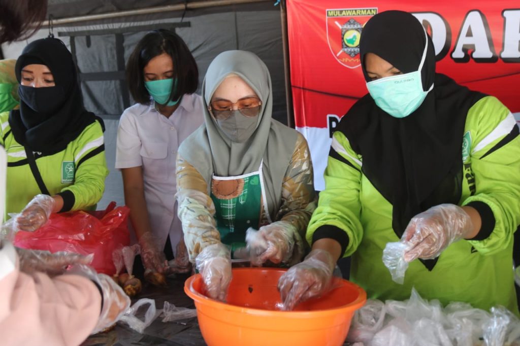 Wujud Sinergitas, TNI-Polri dan Muslimat Fatayat NU Kota Balikpapan Buat Ratusan Nasi Kotak Untuk Warga Yang Terdampak Covid-19 WhatsApp Image 2020 04 29 at 15.47.23