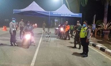Putus Penyebaran Virus Corona, Personel TNI-Polri Perketat Pengawasan di Perbatasan Kota Bontang btg1