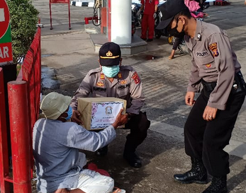 Wujud Kepedulian Polri, Polsek Sangatta Bagikan Bantuan Sembako Bagi Warga Yang Terdampak Covid-19 image 9