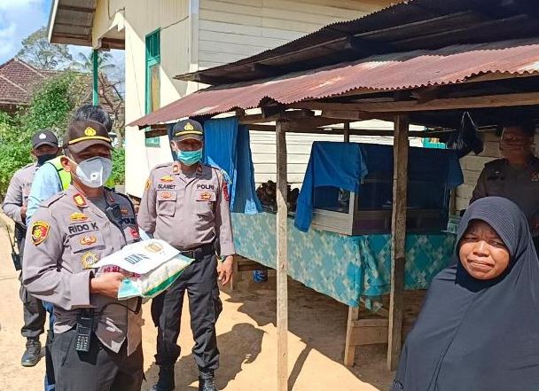 Bantu Warga di Tengah Covid-19, Polsek Tenggarong Seberang Berikan Bantuan Sembako kukar