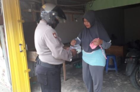 Bagikan Masker Gratis, Wujud Kepedulian Polsek Waru Ditengah Pandemi Covid-19 penajam