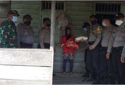 Sambangi Warga, Polsek Tabang Bagikan Paket Sembako polsek