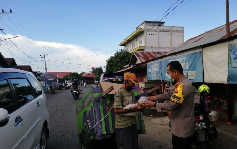 Bentuk Empati, Kapolres Paser Bagikan Langsung Sembako Kepada Warga Yang Terdampak Covid-19 1 1