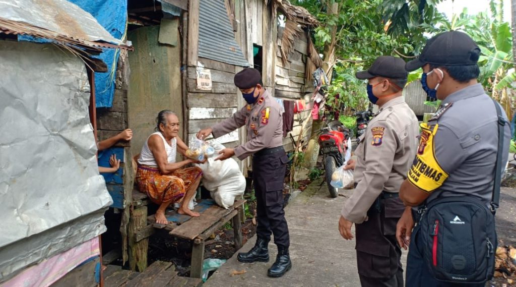 Di Bulan Suci Ramadan, Personil Polres PPU Terus Berbagi Makanan Kepada Warga Kurang Mampu 1