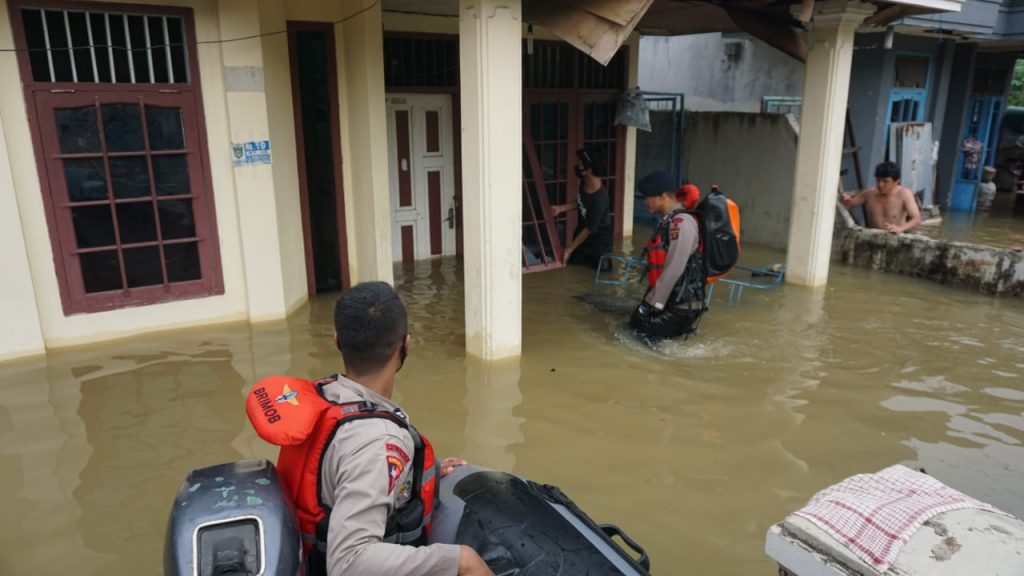 H+1 Lebaran Idul Fitri Warga Samarinda Terendam Banjir, Brimob Kaltim Terjunkan Tim SAR Untuk Evakuasi 1 12