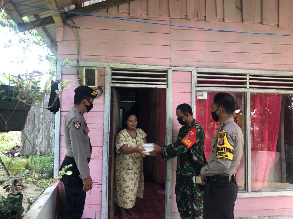 Sinergitas TNI-Polri, Bagikan Nasi kotak Secara Door To Door kepada Warga Terdampak Covid-19 1 14