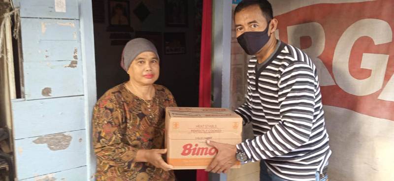 Sat Intelkam Polres Kukar Bagikan Puluhan Paket Sembako Kepada Masyarakat Terdampak Covid-19 1 4