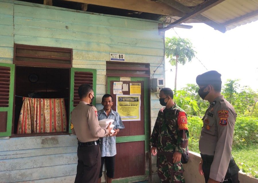 Sinergitas TNI-Polri di Penajam, Bagikan Nasi Kotak Secara Door To Door Untuk Warga Terdampak Covid-19 1 4