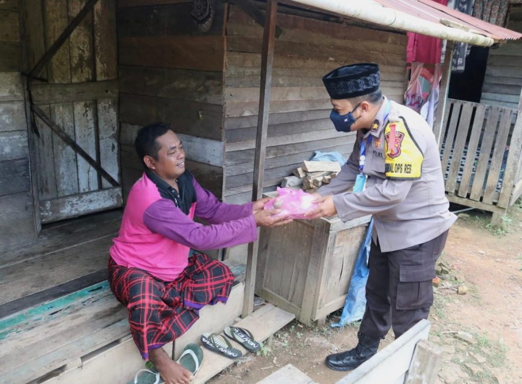 Berbagi Ditengah Pandemi Covid-19, Polres Berau Bagikan Takjil Kepada Masyarakat 1 8
