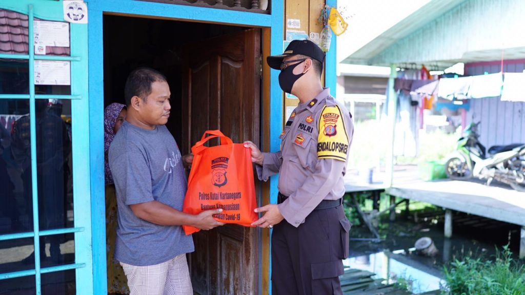 Wujud Kepedulian Polri Ditengah Pandemi, Polres Kukar Bagikan Sembako kepada Warga Terdampak Covid-19 1 9
