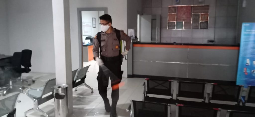 Semprotkan Disenfektan Ditengah Pandemi Covid-19, Polres Kutim Terus Berikan Rasa Aman Kepada Warganya 10 3