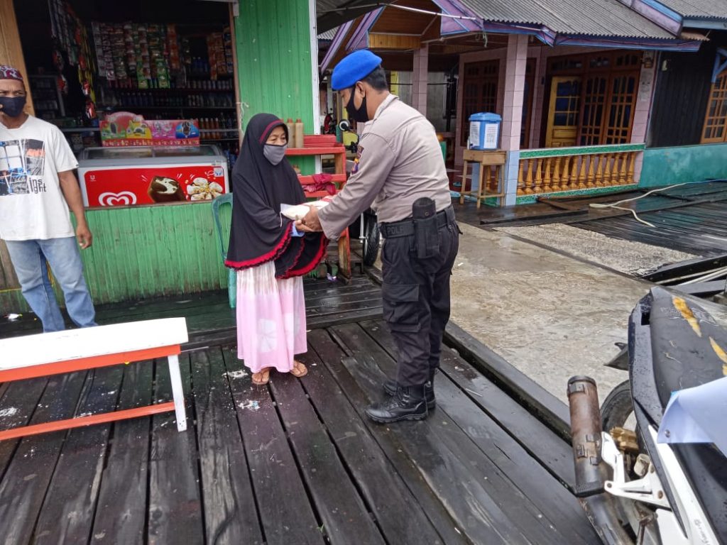 Door To Door, Sat Polair Polres Paser Bagikan Sembako Kepada Warga yang Terdampak Covid-19 10 5