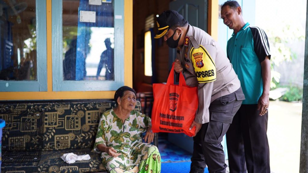 Kapolres Kukar, Bagikan Paket Sembako Kepada Warga Kurang Mampu Terdampak Covid-19 11 5