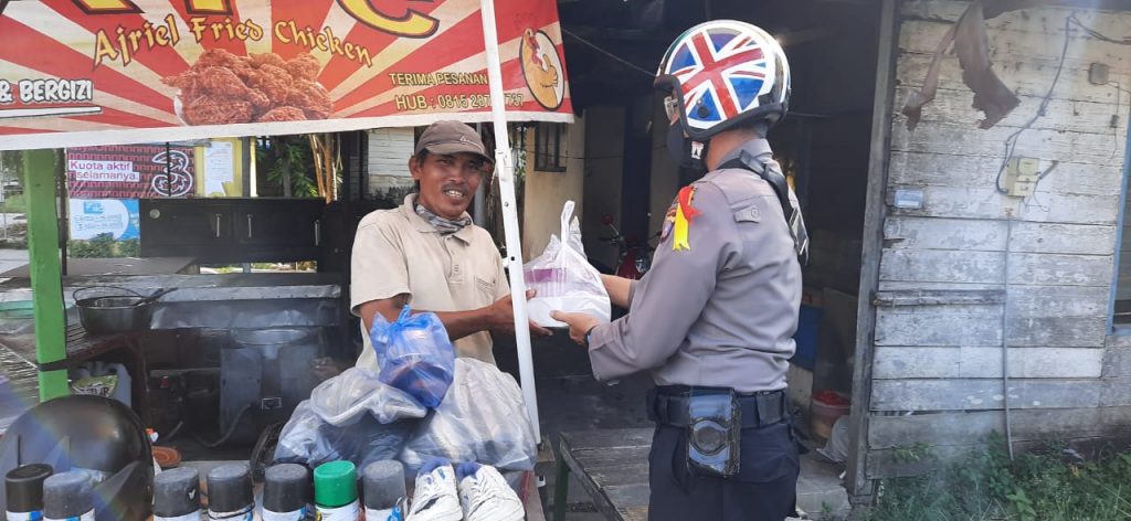 Peduli Terdampak Covid-19, Polres Kukar Bagikan Takjil Kepada Warga 11 6